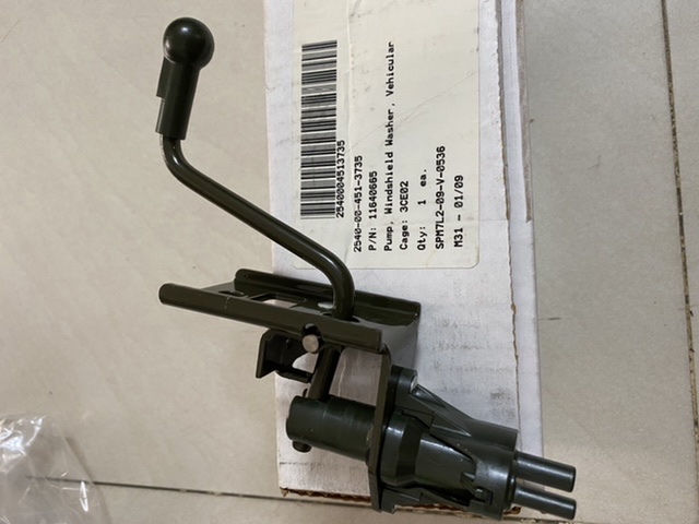 Tay xịt kính M151